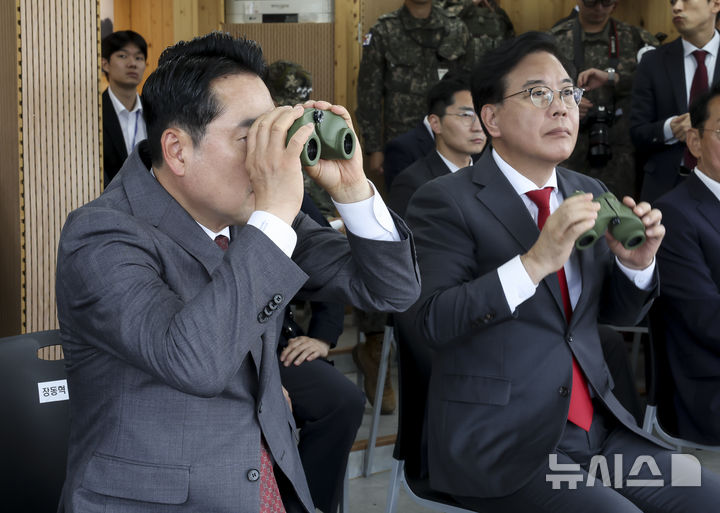 [서울=뉴시스] 국회사진기자단 = 국민의힘 장동혁 대표가 30일 경기 포천시 육군 제6보병사단 2여단 GOP대대를 방문해 최전방 군사대비 태세 점검을 하고 있다. 2025.09.30. photo@newsis.com
