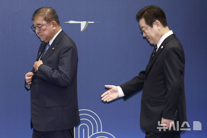 [부산=뉴시스] 최동준 기자 = 이재명 대통령과 이시바 시게루 일본 총리가 30일 부산 누리마루 APEC 하우스에서 한일 정상회담에 입장하고 있다. 2025.09.30. photocdj@newsis.com