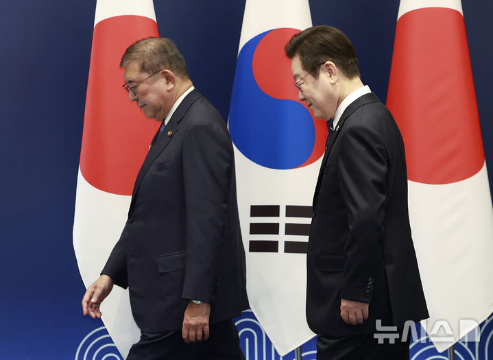 [부산=뉴시스] 최동준 기자 = 이재명 대통령과 이시바 시게루 일본 총리가 30일 부산 누리마루 APEC 하우스에서 한일 정상회담에 입장하고 있다. 2025.09.30. photocdj@newsis.com