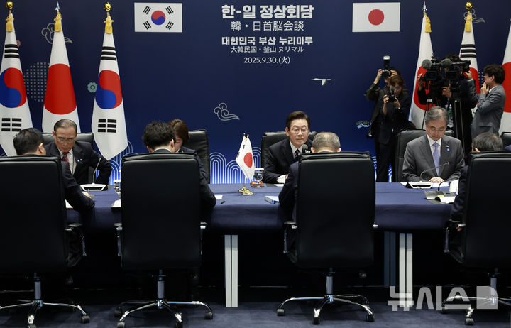 [부산=뉴시스] 최동준 기자 = 이재명 대통령과 이시바 시게루 일본 총리가 30일 부산 누리마루 APEC 하우스에서 한일 정상회담을 하고 있다. 2025.09.30. photocdj@newsis.com