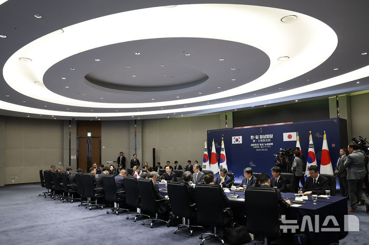 [부산=뉴시스] 최동준 기자 = 이재명 대통령과 이시바 시게루 일본 총리가 30일 부산 누리마루 APEC 하우스에서 한일 정상회담을 하고 있다. 2025.09.30. photocdj@newsis.com