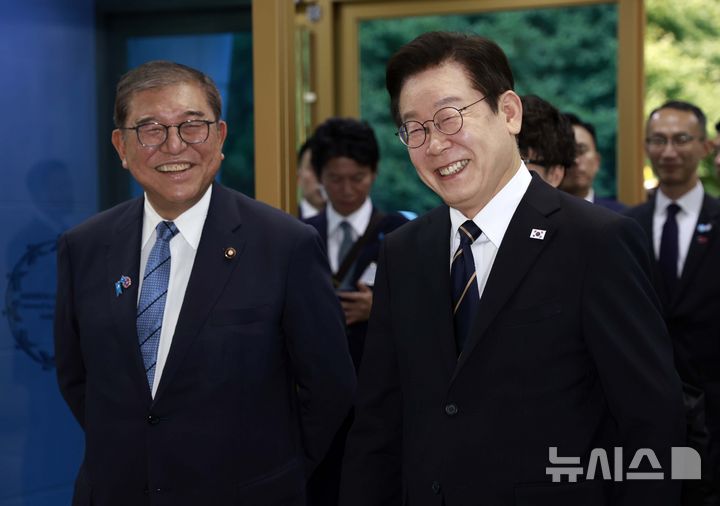 [부산=뉴시스] 최동준 기자 = 이재명 대통령과 이시바 시게루 일본 총리가 30일 부산 누리마루 APEC 하우스에서 한일 정상회담을 위해 입장하고 있다. 2025.09.30. photocdj@newsis.com