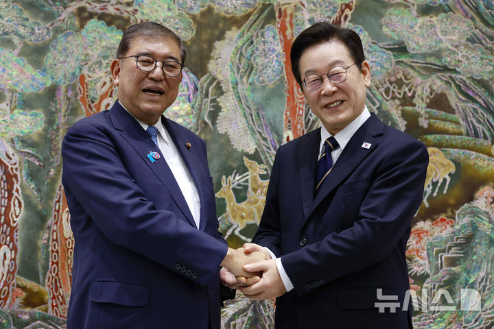 [부산=뉴시스] 최동준 기자 = 이재명 대통령과 이시바 시게루 일본 총리가 30일 부산 누리마루 APEC 하우스 기념관에서 한일 정상회담에 앞서 기념촬영을 하고 있다. 2025.09.30. photocdj@newsis.com