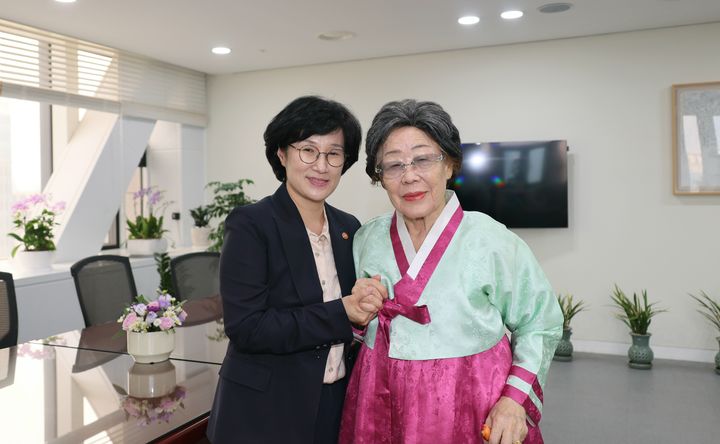 [서울=뉴시스] 원민경 성평등가족부 장관이 지난해 9월 30일 정부서울청사에서 일본군'위안부' 피해자 이용수 할머니를 만나 환담을 나누고 기념촬영을 하고 있다. (사진=성평등가족부 제공). 2025.09.23. photo@newsis.com *재판매 및 DB 금지