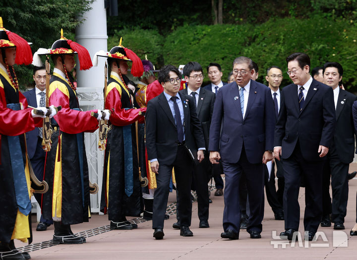 [부산=뉴시스] 최동준 기자 = 이재명 대통령과 이시바 시게루 일본 총리가 30일 부산 누리마루 APEC 하우스에서 한일 정상회담을 위해 입장하고 있다. 2025.09.30. photocdj@newsis.com