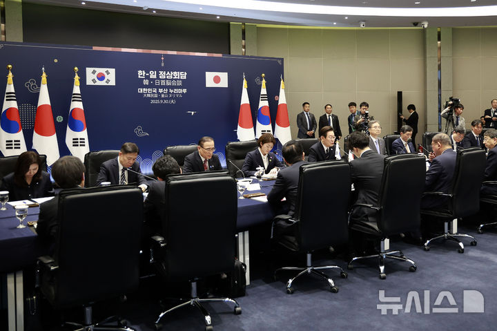 [부산=뉴시스] 최동준 기자 = 이재명 대통령과 이시바 시게루 일본 총리가 30일 부산 누리마루 APEC 하우스에서 한일 정상회담을 하고 있다. 2025.09.30. photocdj@newsis.com