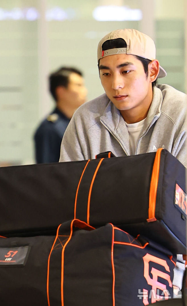 [인천공항=뉴시스] 최진석 기자 = 메이저리그(MLB) 첫 풀타임 시즌을 마친 샌프란시스코 이정후가 30일 인천국제공항 제2여객터미널을 통해 귀국하고 있다. 2025.09.30. myjs@newsis.com