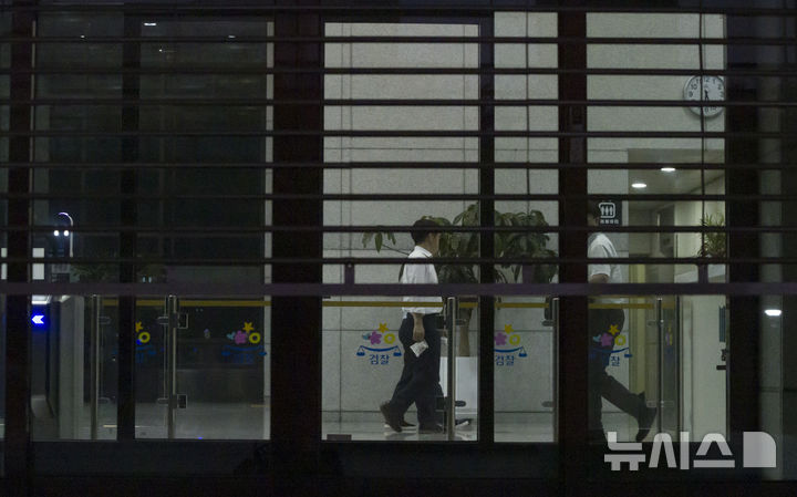 [서울=뉴시스] 김근수 기자 = 검찰청 폐지와 기획재정부 분리 등을 골자로 하는 정부조직법 개정안이 통과한 지난 9월 30일 오후 서울 서초구 대검찰청에서 닫힌 문 사이로 직원들이 오가고 있다. 2025.09.30. ks@newsis.com