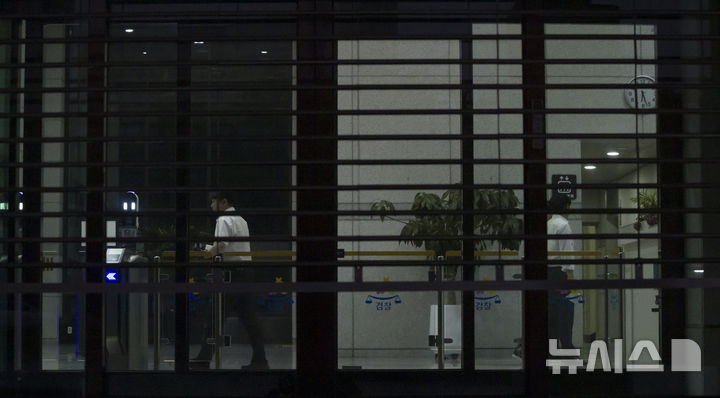 [서울=뉴시스] 김근수 기자 = 검찰청 폐지와 기획재정부 분리 등을 골자로 하는 정부조직법 개정안이 통과한 지난달 30일 오후 서울 서초구 대검찰청에서 닫힌 문 사이로 직원들이 오가고 있다. 2025.09.30. ks@newsis.com