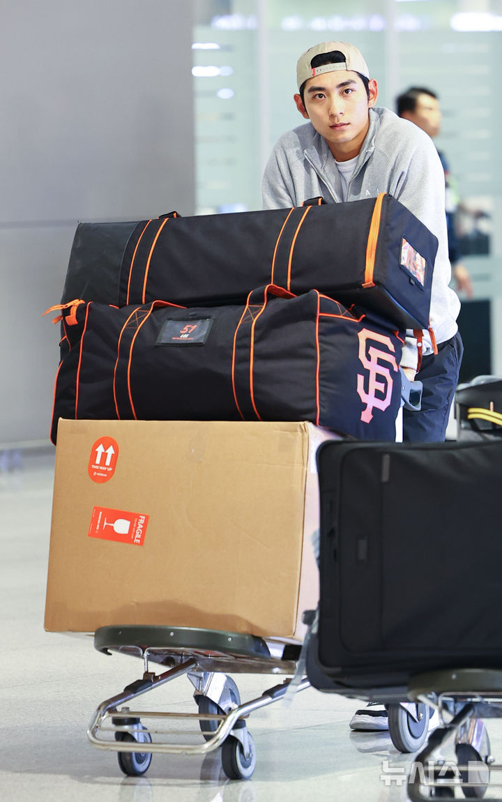 [인천공항=뉴시스] 최진석 기자 = 메이저리그(MLB) 첫 풀타임 시즌을 마친 샌프란시스코 이정후가 30일 인천국제공항 제2여객터미널을 통해 귀국하고 있다. 2025.09.30. myjs@newsis.com