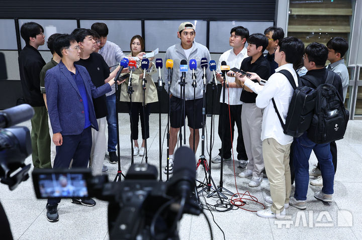 [인천공항=뉴시스] 최진석 기자 = 메이저리그(MLB) 첫 풀타임 시즌을 마친 샌프란시스코 이정후가 30일 인천국제공항 제2여객터미널을 통해 귀국해 취재진의 질문에 답하고 있다. 2025.09.30. myjs@newsis.com