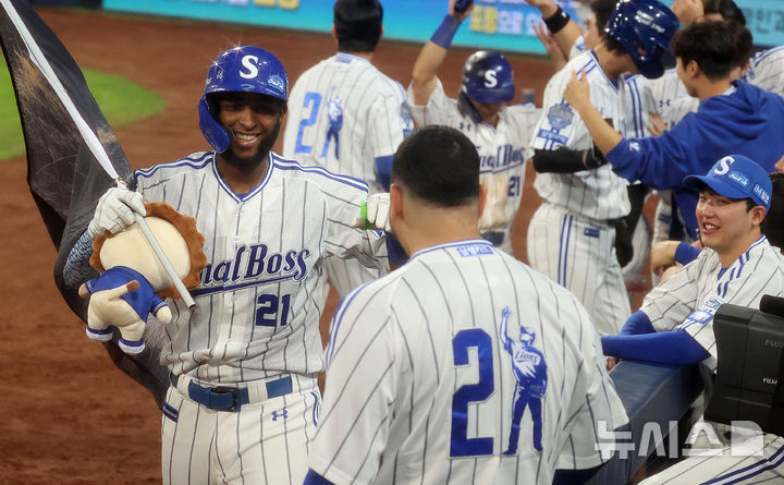 [대구=뉴시스] 이무열 기자 = 30일 대구 수성구 삼성라이온즈파크에서 열린 2025 신한 SOL 뱅크 KBO리그 KIA 타이거즈와 삼성 라이온즈의 경기, 1회말 1사 주자 1,3루 상황에서 삼성 다아즈가 스리런 홈런을 친 뒤 더그아웃에 들어서며 동료들과 기뻐하고 있다. 2025.09.30. lmy@newsis.com