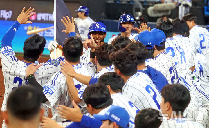 [대구=뉴시스] 이무열 기자 = 30일 대구 수성구 삼성라이온즈파크에서 열린 2025 신한 SOL 뱅크 KBO리그 KIA 타이거즈와 삼성 라이온즈의 경기, 1회말 1사 주자 1,3루 상황에서 삼성 다아즈가 스리런 홈런을 친 뒤 더그아웃에 들어서며 동료들과 기뻐하고 있다. 2025.09.30. lmy@newsis.com