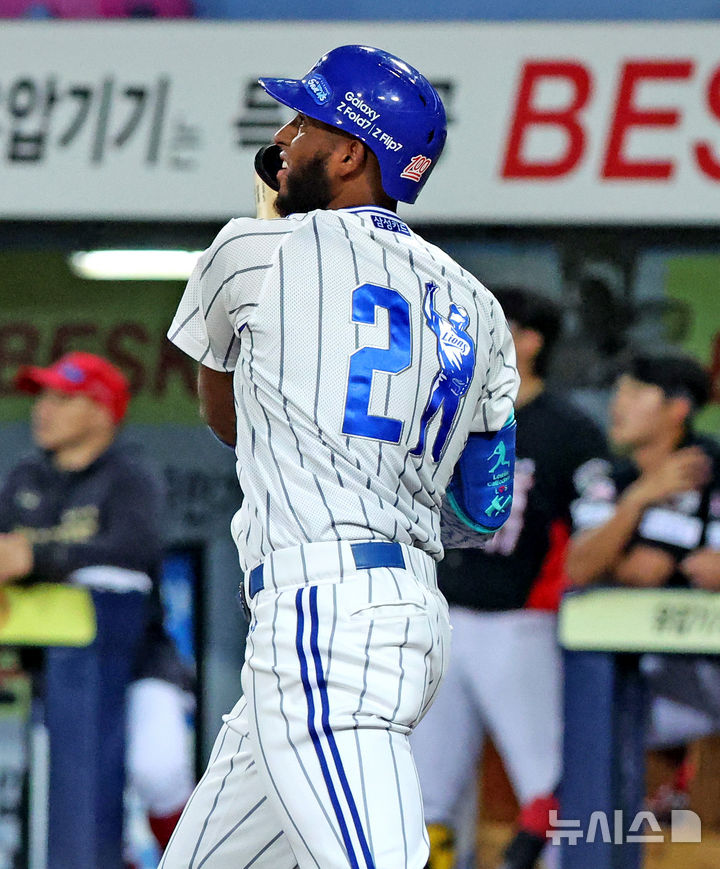 [대구=뉴시스] 이무열 기자 = 30일 대구 수성구 삼성라이온즈파크에서 열린 2025 신한 SOL 뱅크 KBO리그 KIA 타이거즈와 삼성 라이온즈의 경기, 1회말 1사 주자 1,3루 상황에서 삼성 디아즈가 스리런 홈런을 치고 있다. 2025.09.30. lmy@newsis.com