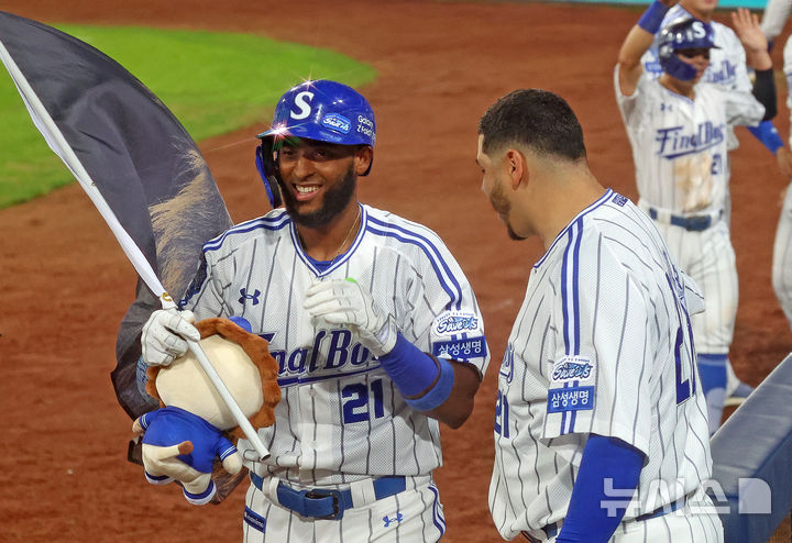 [대구=뉴시스] 이무열 기자 = 30일 대구 수성구 삼성라이온즈파크에서 열린 2025 신한 SOL 뱅크 KBO리그 KIA 타이거즈와 삼성 라이온즈의 경기, 1회말 1사 주자 1,3루 상황에서 삼성 다아즈가 스리런 홈런을 친 뒤 더그아웃에 들어서며 동료들과 기뻐하고 있다. 2025.09.30. lmy@newsis.com