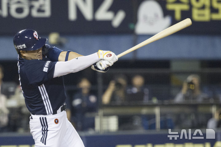 [서울=뉴시스] 김근수 기자 = 30일 오후 서울 송파구 잠실야구장에서 열린 2025 KBO리그 LG 트윈스와 두산 베어스의 경기, 4회초 2사 주자 1루 상황에서 두산 양석환이 투런 홈런을 치고 있다. 2025.09.30. ks@newsis.com