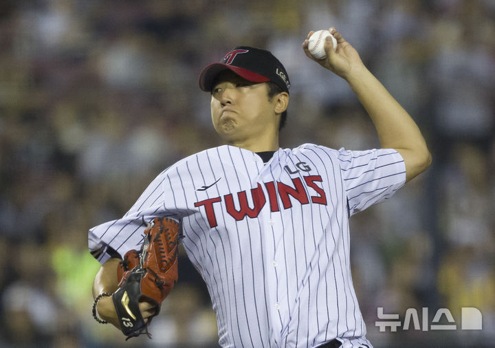 [서울=뉴시스] 김근수 기자 = 30일 오후 서울 송파구 잠실야구장에서 열린 2025 KBO리그 LG 트윈스와 두산 베어스의 경기, 4회초 LG 선발 송승기가 공을 던지고 있다. 2025.09.30. ks@newsis.com