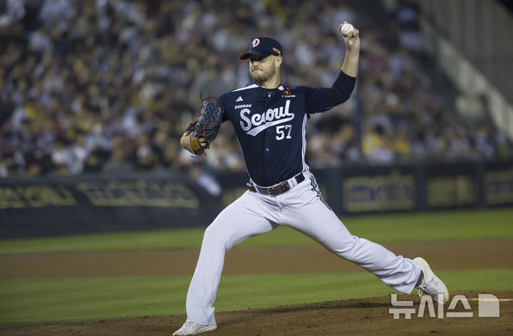 [서울=뉴시스] 김근수 기자 = 30일 오후 서울 송파구 잠실야구장에서 열린 2025 KBO리그 LG 트윈스와 두산 베어스의 경기, 5회말 두산 선발 콜어빈이 공을 던지고 있다. 2025.09.30. ks@newsis.com