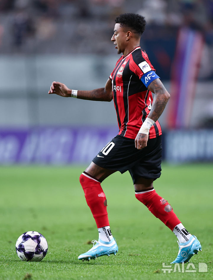 [서울=뉴시스] 최진석 기자 = 30일 오후 서울 마포구 서울월드컵경기장에서 열린 2025~2026시즌 아시아축구연맹(AFC) 챔피언스리그 엘리트(ACLE) 리그 스테이지 2차전 부리람 유나이티드와 FC서울의 경기, FC서울 린가드가 패스하고 있다. 2025.09.30. myjs@newsis.com