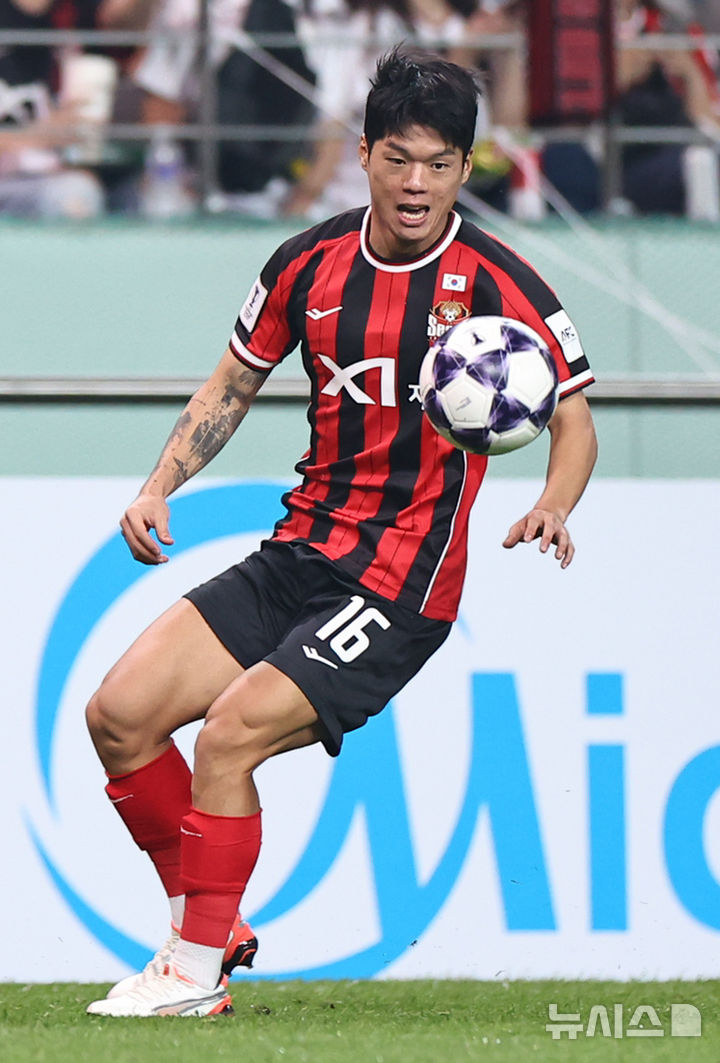 [서울=뉴시스] 최진석 기자 = 30일 오후 서울 마포구 서울월드컵경기장에서 열린 2025~2026시즌 아시아축구연맹(AFC) 챔피언스리그 엘리트(ACLE) 리그 스테이지 2차전 부리람 유나이티드와 FC서울의 경기, FC서울 최준이 공을 받고 있다. 2025.09.30. myjs@newsis.com