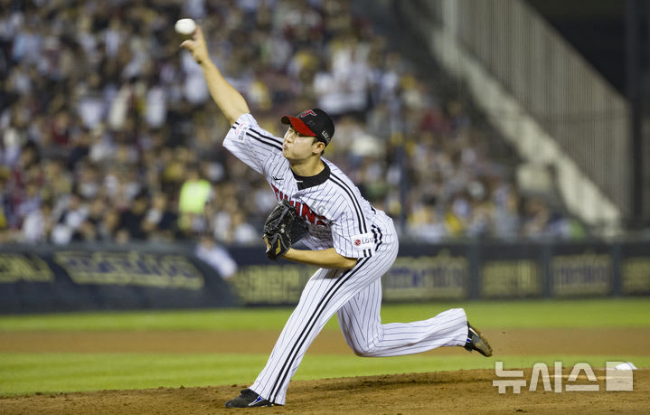 [서울=뉴시스] 김근수 기자 = 30일 오후 서울 송파구 잠실야구장에서 열린 2025 KBO리그 LG 트윈스와 두산 베어스의 경기, 7회초 LG 두번째 투수 김영우가 공을 던지고 있다. 2025.09.30. ks@newsis.com