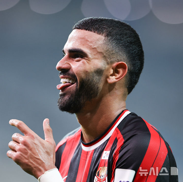 [서울=뉴시스] 최진석 기자 = 30일 오후 서울 마포구 서울월드컵경기장에서 열린 2025~2026시즌 아시아축구연맹(AFC) 챔피언스리그 엘리트(ACLE) 리그 스테이지 2차전 부리람 유나이티드와 FC서울의 경기, FC서울 루카스가 골을 넣고 기뻐하고 있다. 2025.09.30. myjs@newsis.com