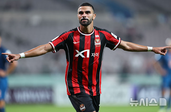 [서울=뉴시스] 최진석 기자 = 30일 오후 서울 마포구 서울월드컵경기장에서 열린 2025~2026시즌 아시아축구연맹(AFC) 챔피언스리그 엘리트(ACLE) 리그 스테이지 2차전 부리람 유나이티드와 FC서울의 경기, FC서울 루카스가 골을 넣고 기뻐하고 있다. 2025.09.30. myjs@newsis.com