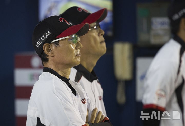 [서울=뉴시스] 김근수 기자 = 염경엽 LG 트윈스 감독이 30일 오후 서울 송파구 잠실야구장에서 열린 2025 KBO리그 LG 트윈스와 두산 베어스의 경기를 지켜보고 있다. 2025.09.30. ks@newsis.com