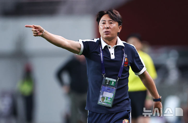 [서울=뉴시스] 최진석 기자 = 30일 오후 서울 마포구 서울월드컵경기장에서 열린 2025~2026시즌 아시아축구연맹(AFC) 챔피언스리그 엘리트(ACLE) 리그 스테이지 2차전 부리람 유나이티드와 FC서울의 경기, FC서울 김기동 감독이 작전지시를 하고 있다. 2025.09.30. myjs@newsis.com