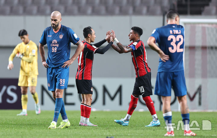 [서울=뉴시스] 최진석 기자 = FC서울 문선민과 린가드가 30일 오후 서울 마포구 서울월드컵경기장에서 열린 2025~2026시즌 아시아축구연맹(AFC) 챔피언스리그 엘리트(ACLE) 리그 스테이지 2차전 부리람 유나이티드와 FC서울의 경기에서 3대0 승리를 거둔 뒤 기뻐하고 있다. 2025.09.30. myjs@newsis.com