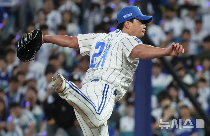 [대구=뉴시스] 이무열 기자 = 30일 대구 수성구 삼성라이온즈파크에서 열린 2025 신한 SOL 뱅크 KBO리그 KIA 타이거즈와 삼성 라이온즈의 경기, 9회초 삼성 마무리 투수 오승환이 공을 던지고 있다. 2025.09.30. lmy@newsis.com