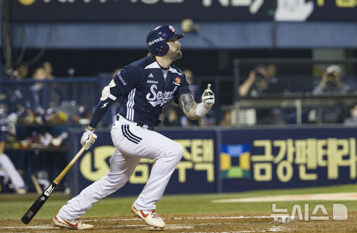 [서울=뉴시스] 김근수 기자 = 30일 오후 서울 송파구 잠실야구장에서 열린 2025 KBO리그 LG 트윈스와 두산 베어스의 경기, 9회초 1사 1,2루 상황에서 두산 케이브가 2타점 2루타를 치고 있다. 2025.09.30. ks@newsis.com