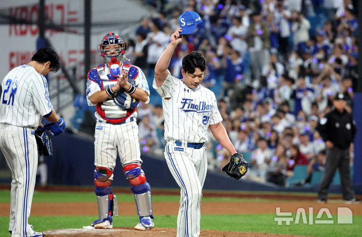 [대구=뉴시스] 이무열 기자 = 30일 대구 수성구 삼성라이온즈파크에서 열린 2025 신한 SOL 뱅크 KBO리그 KIA 타이거즈와 삼성 라이온즈의 경기, 9회초 삼성 마무리 투수 오승환이 마지막 투구를 마친 뒤 팬들에 인사하고 있다. 2025.09.30. lmy@newsis.com