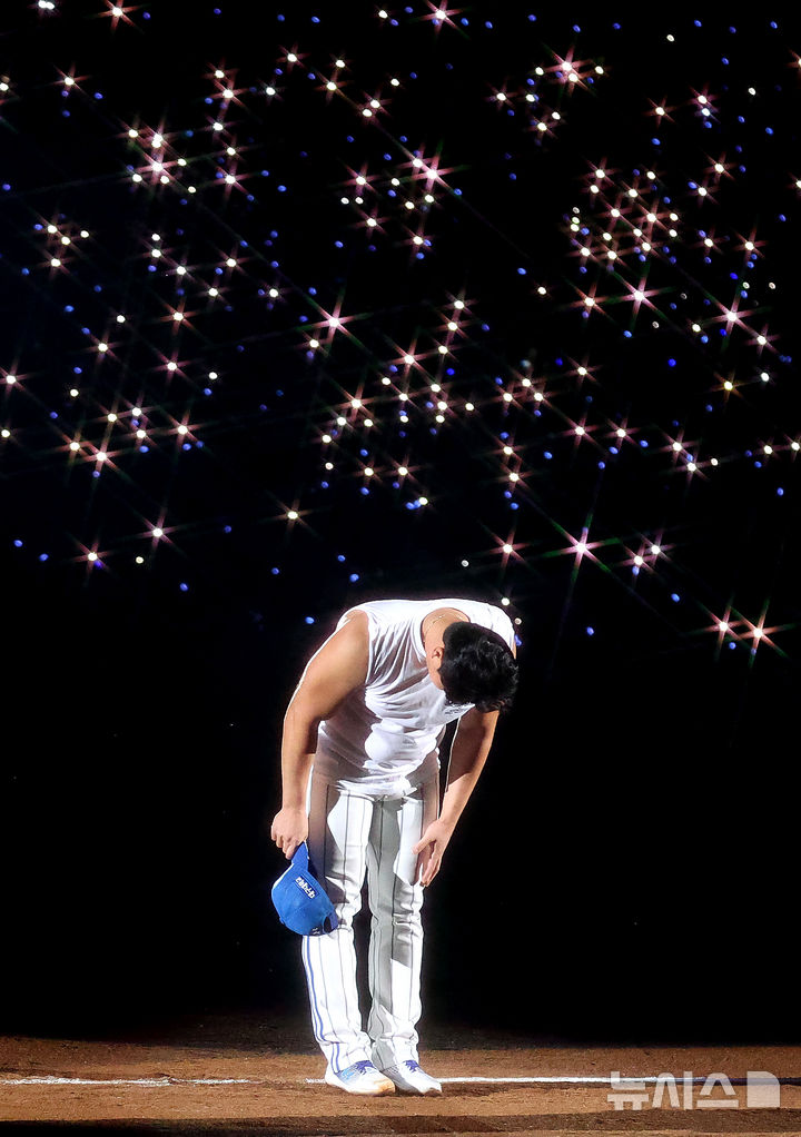 [대구=뉴시스] 이무열 기자 = 삼성 마무리 투수 오승환이 30일 대구 수성구 삼성라이온즈파크에서 열린 은퇴식에서 팬들에게 인사하고 있다. 2025.09.30. lmy@newsis.com