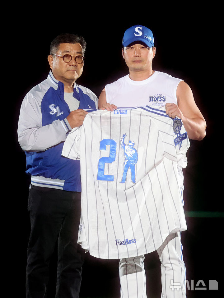 [대구=뉴시스] 이무열 기자 = 삼성 마무리 투수 오승환이 30일 대구 수성구 삼성라이온즈파크에서 열린 은퇴식에서 유니폼을 반납하고 있다. 2025.09.30. lmy@newsis.com