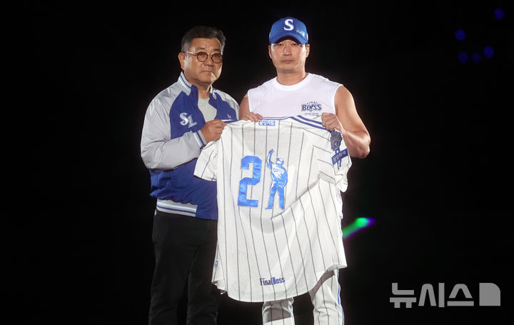 [대구=뉴시스] 이무열 기자 = 삼성 마무리 투수 오승환이 30일 대구 수성구 삼성라이온즈파크에서 열린 은퇴식에서 유니폼을 반납하고 있다. 2025.09.30. lmy@newsis.com