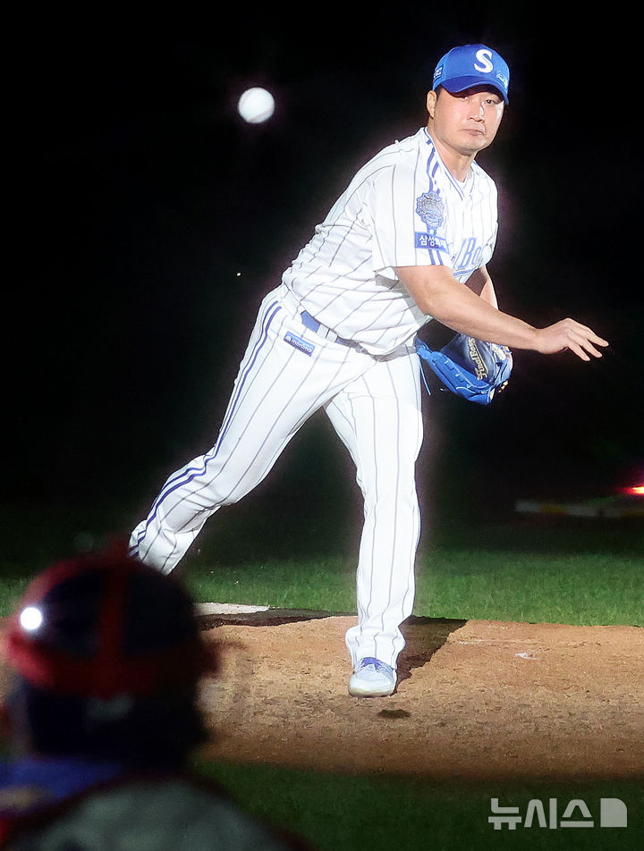 [대구=뉴시스] 이무열 기자 = 삼성 마무리 투수 오승환이 30일 대구 수성구 삼성라이온즈파크에서 열린 은퇴식에서 마지막 투구를 하고 있다. 2025.09.30. lmy@newsis.com