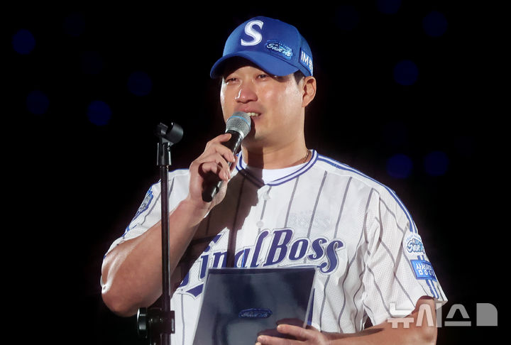 [대구=뉴시스] 이무열 기자 = 삼성 마무리 투수 오승환이 30일 대구 수성구 삼성라이온즈파크에서 열린 은퇴식에서 은퇴사를 하고 있다. 2025.09.30. lmy@newsis.com