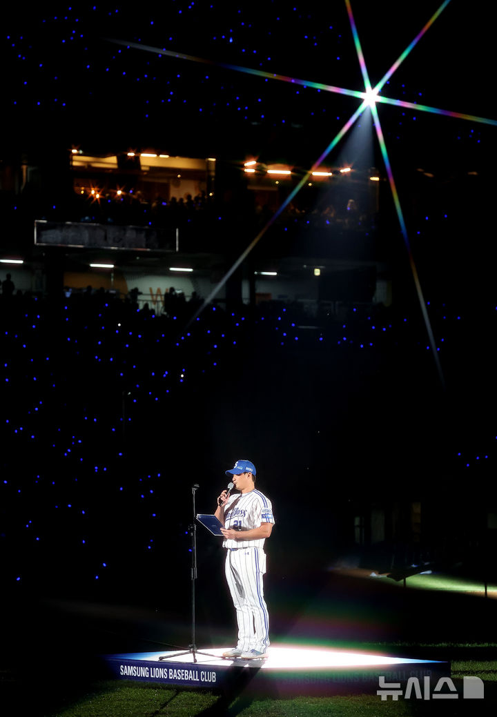 [대구=뉴시스] 이무열 기자 = 삼성 마무리 투수 오승환이 30일 대구 수성구 삼성라이온즈파크에서 열린 은퇴식에서 은퇴사를 하고 있다. 2025.09.30. lmy@newsis.com