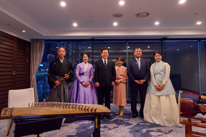 [서울=뉴시스] 최동준 기자 = 이재명 대통령이 30일 부산 웨스틴 조선에서 이시바 시게루 일본 총리, 부인 이시바 요시코 여사와 문화 공연을 관람한 뒤 음악인들과 함께 기념촬영을 하고 있다. (사진=대통령실 제공) 2025.10.01. photo@newsis.com *재판매 및 DB 금지