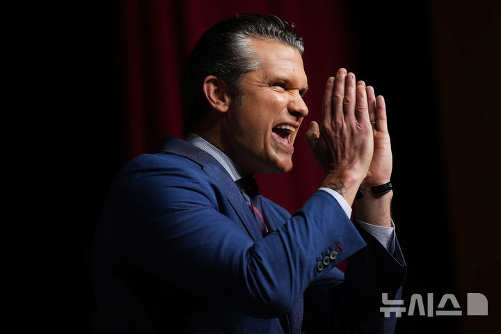 [콴티코=AP/뉴시스] 피트 헤그세스 미국 국방부 장관이 지난달 30일(현지 시간) 미 버지니아주 콴티코의 해병기지에서 군 고위급 장성들을 대상으로 연설하고 있다. 2025.09.30.