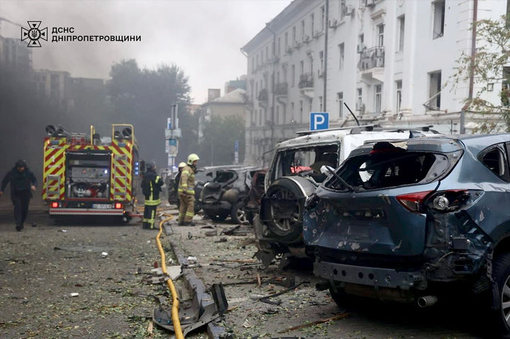 [드니프로=AP/뉴시스] 지난달 30일(현지 시간) 우크라이나 드니프로에서 소방관들이 러시아의 드론 공격으로 발생한 건물과 그 주변 화재를 진압하고 있다. 2025.10.22.