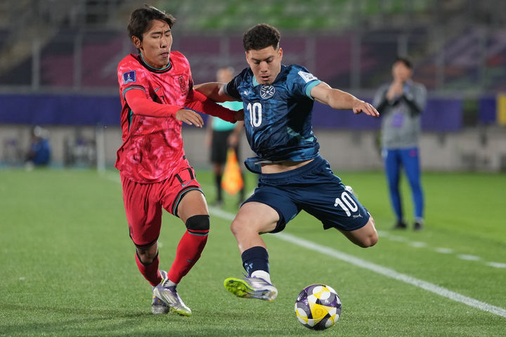 [발파라이소=AP/뉴시스] 김현민(왼쪽)이 지난달 30일(현지 시간) 칠레 발파라이소의 엘리아스 피게로아 브란데르 스타디움에서 열린 2025 국제축구연맹(FIFA) 20세 이하(U20) 월드컵 조별리그 B조 2차전 파라과이와 경기 중 공을 다투고 있다.&nbsp; 2025.10.01.