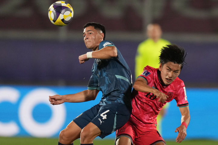 [발파라이소=AP/뉴시스] 최병욱(오른쪽)이 지난달 30일(현지 시간) 칠레 발파라이소의 엘리아스 피게로아 브란데르 스타디움에서 열린 2025 국제축구연맹(FIFA) 20세 이하(U20) 월드컵 조별리그 B조 2차전 파라과이와 경기 중 공을 다투고 있다. 2025.10.01.