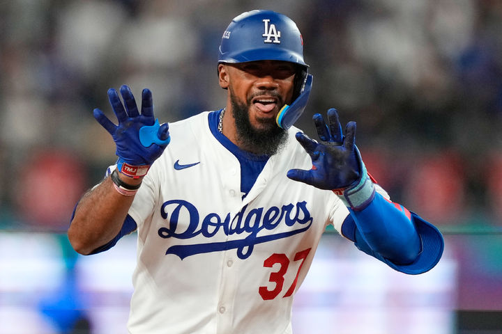 [LA=AP/뉴시스]LA 다저스의 테오스카 에르난데스가 1일(한국 시간) 미국 캘리포니아주 로스앤젤레스의 다저스타디움에서 열린 2025 내셔널리그 와일드카드 1차전 신시내티 레즈와의 경기에 5번 타자 우익수로 선발 출전해 3회 3점포를 날린 뒤 기뻐하고 있다. 2025.10.01