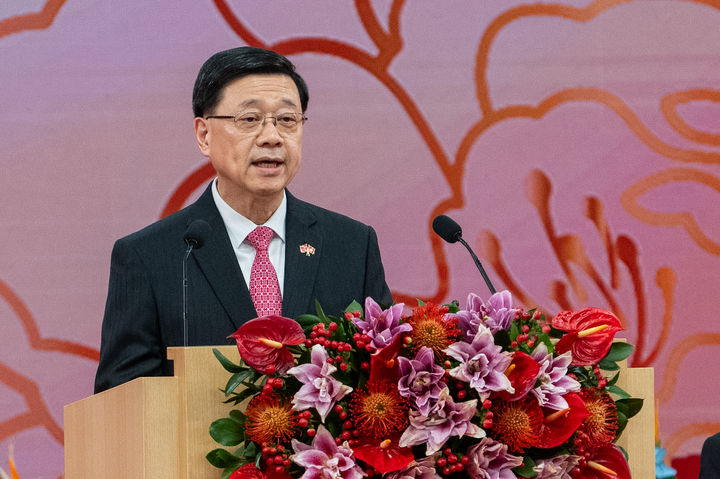 [홍콩=AP/뉴시스] ﻿﻿홍콩 당국이 다카이치 사나에 일본 총리의 대만 관련 발언에 반발해, 주홍콩 일본 총영사관과의 공식 교류를 중단한 것으로 알려졌다. 사진은 존 리 홍콩 행정장관이 지난 10월 1일(현지 시간) 국경절 76주년 기념 리셉션에서 연설하는 모습. 2025.11.24