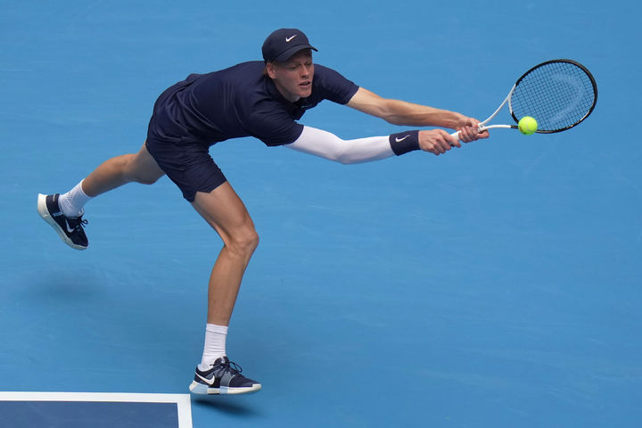 [베이징=AP/뉴시스] 얀니크 신네르(2위·이탈리아)가 1일(현지 시간) 중국 베이징에서 열린 남자프로테니스(ATP) 투어 차이나오픈(ATP500) 단식 결승전에서 러너 티엔(52위·미국)과 경기하고 있다. 신네르가 2-0(6-2 6-2)으로 승리하고 정상에 올랐다. 2025.10.01.