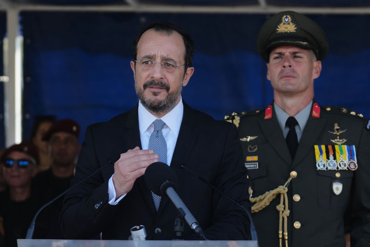 [니코시아( 키프로스)= AP/뉴시스] 키프로스가 영국으로부터 독립한 독립기념일 65주년행사에서 10월 1일 연설하는 니코스 크리스토둘리데스 대통령. 그는 튀르키예 키프로스와 그리스 키프로스로 분단된 나라의 재통일을 희망하며 이를 위해 노력하겠다고 말했다. 2025. 10.02.&nbsp; 