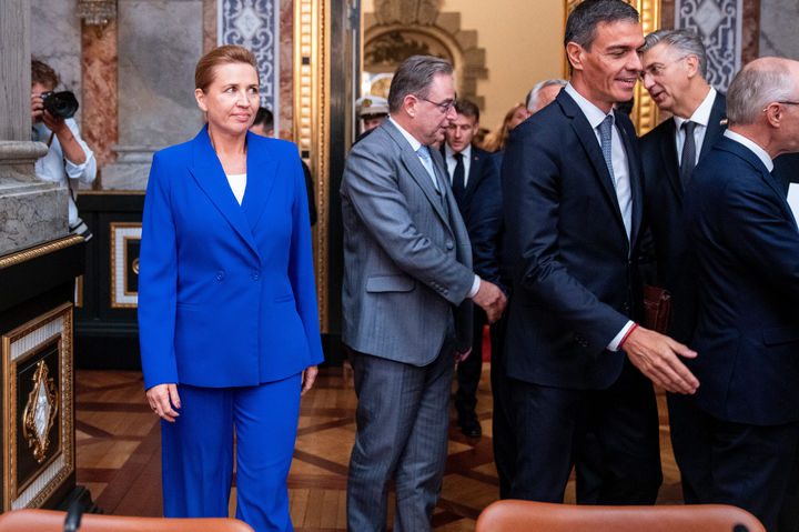 [코펜하겐=AP/뉴시스] 1일(현지 시간) 덴마크 코펜하겐의 크리스티안보르 궁전 내 덴마크 의회에서 유럽연합(EU) 정상들이 회의에 참석하고 있다. 정상들은 러시아의 드론 위협에 대응하기 위한 이른바 '드론 장벽'을 놓고 이견을 보였다. 2025.10.02.