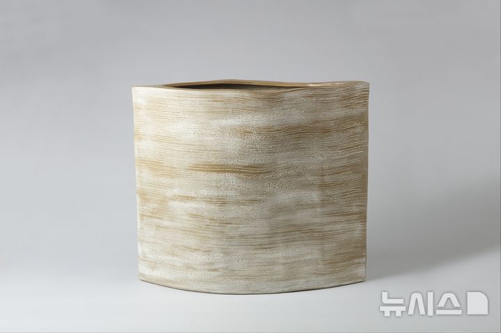 [김해=뉴시스]대한민국 분청도자대전, 대상 강창성 도예가 ‘시간의 결’ 선정. (사진=김해시 제공). 2025.10.01. photo@newsis.com